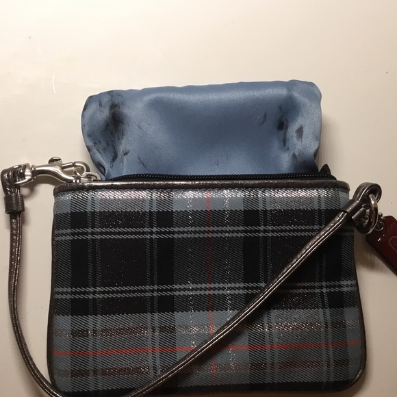 Coach Poppy Wristlet - Picture 4 of 4